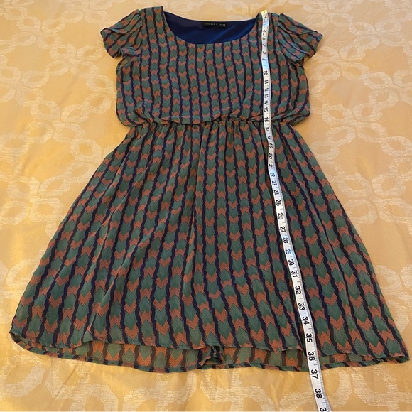 Blousy Short-Sleeve Patterned Dress - Picture 9 of 9